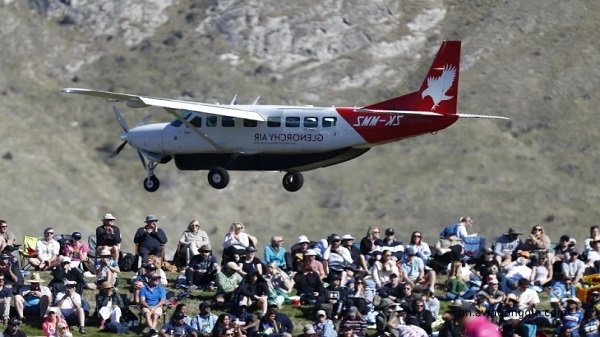 স্টেডিয়ামের দর্শকরা অল্পের জন্য বিমান দুর্ঘটনা থেকে রক্ষা পেলো